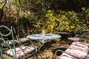Outdoor dining - Stylish 3-Bed Home | Garden, Parking & Near Quay (Kent)
