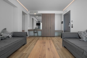 Junior Suite Sea View Elevated Ground Floor | Area keluarga | TV