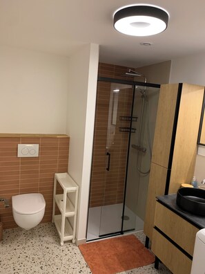 Bathroom - Vrbo Property (Le Bourget-du-Lac)