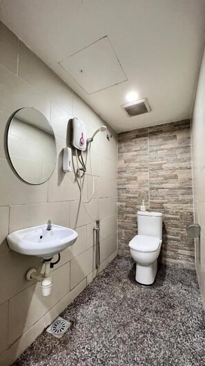Shower, free toiletries, towels, soap - Collection O Malacca Formerly Lavender (Malacca City)