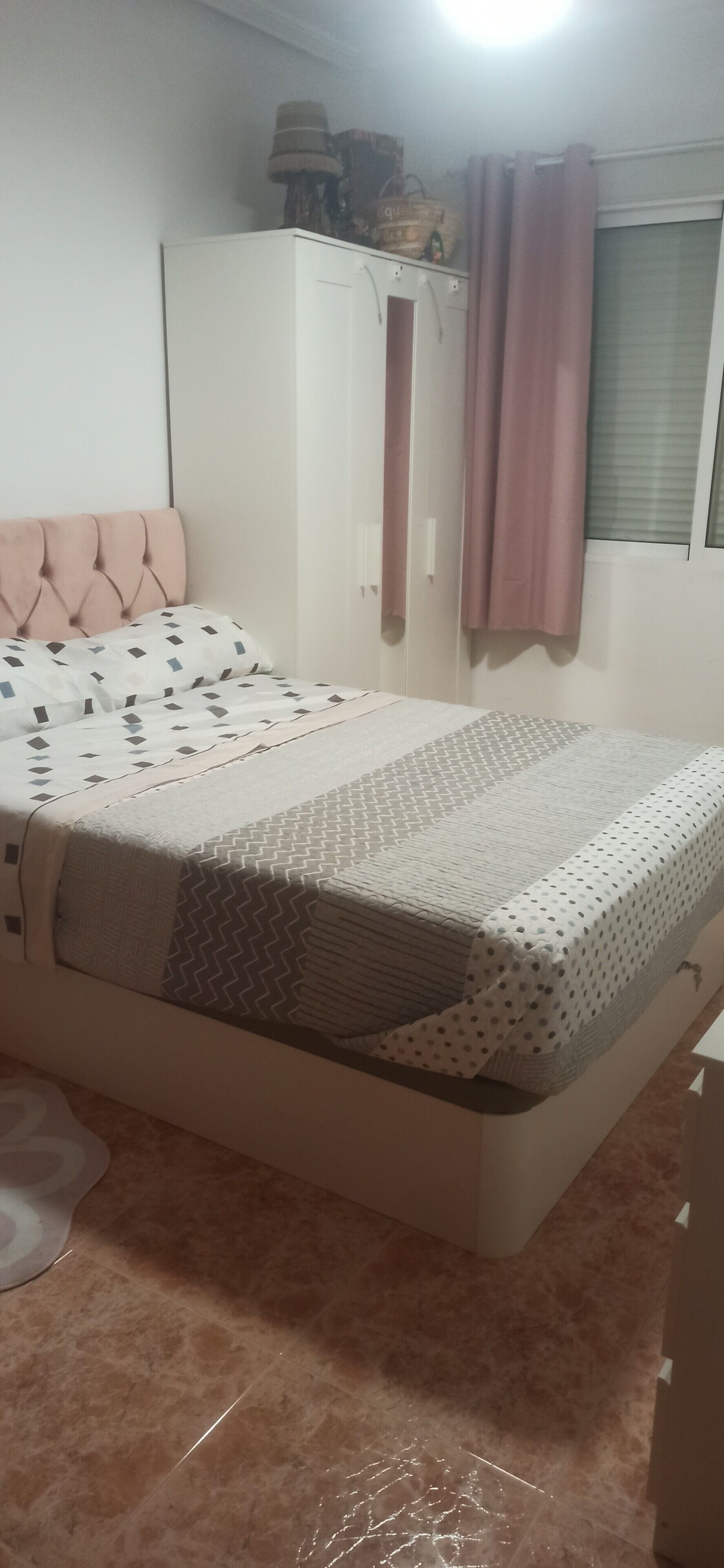 3 slaapkamers, een strijkplank/strijkijzer, wifi, beddengoed
