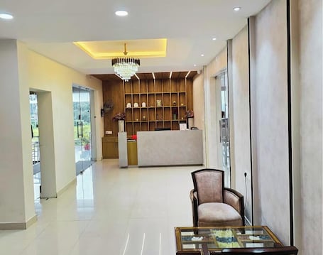 Deluxe Room | Lobby. Binayak Palace Premium OD