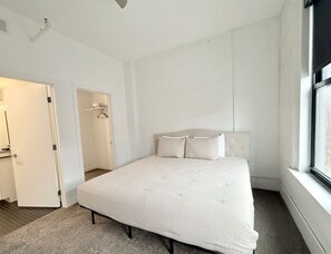 Room - A historic 1,200 square foot loft in the heart of the Old Market with Howard Street view (Omaha)