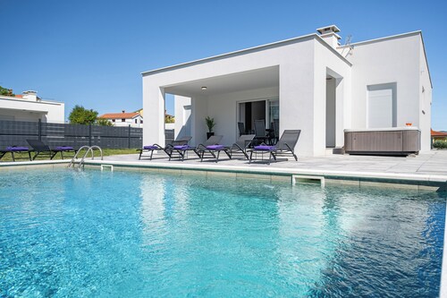 Villas With Private Pool and Jacuzzi