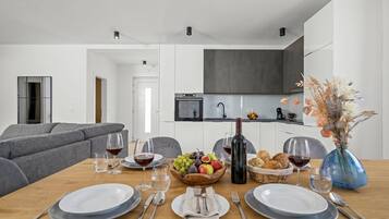 Family House, 2 Bedrooms, 2 Bathrooms (Holiday Home Maris Pool & Jacuzzi) | Dining