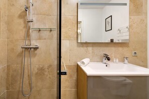 Dusche, Haartrockner, Handtücher