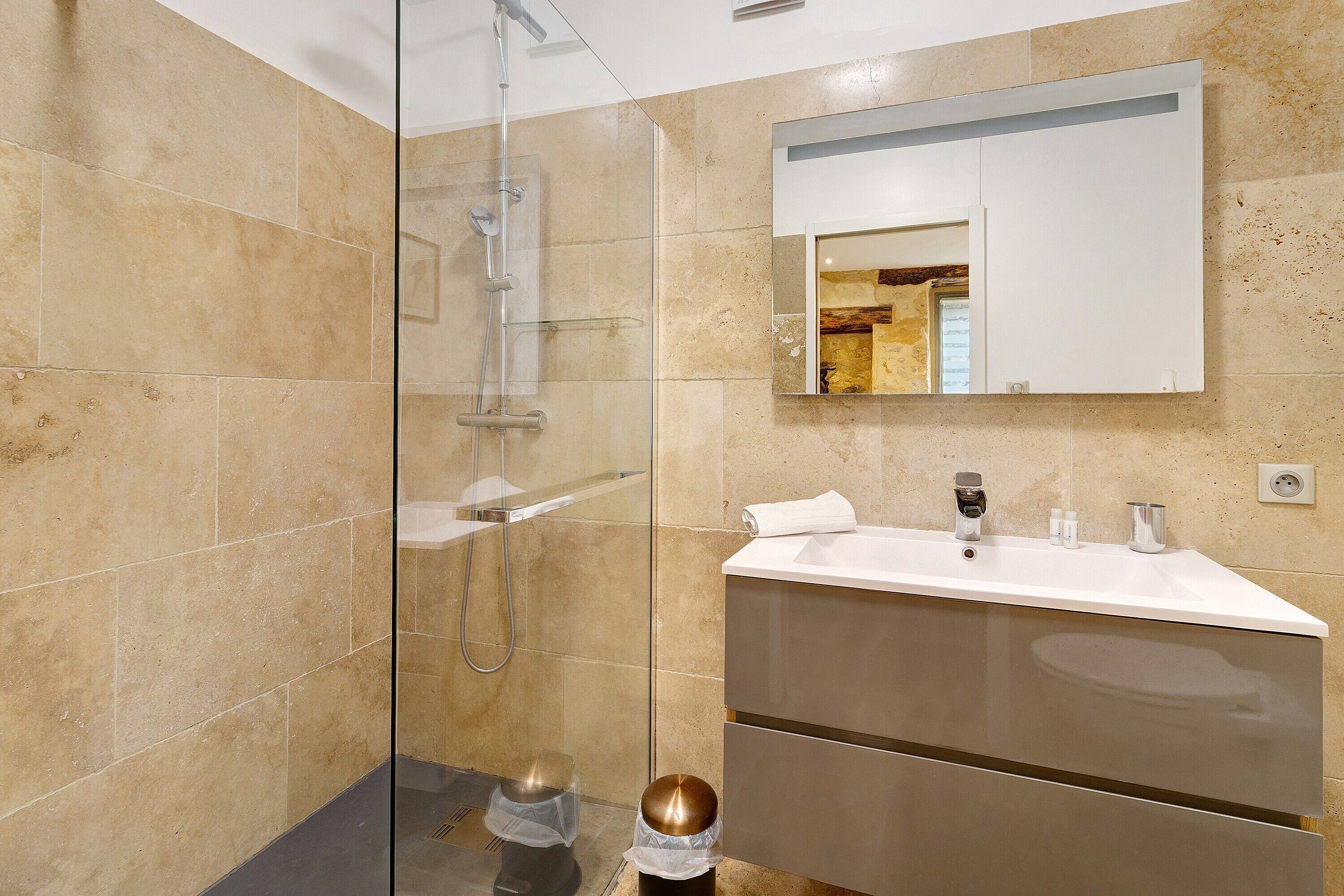 Shower, hair dryer, towels