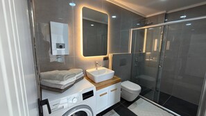 Apartamento família, sacada, vista para a piscina | Banheiro