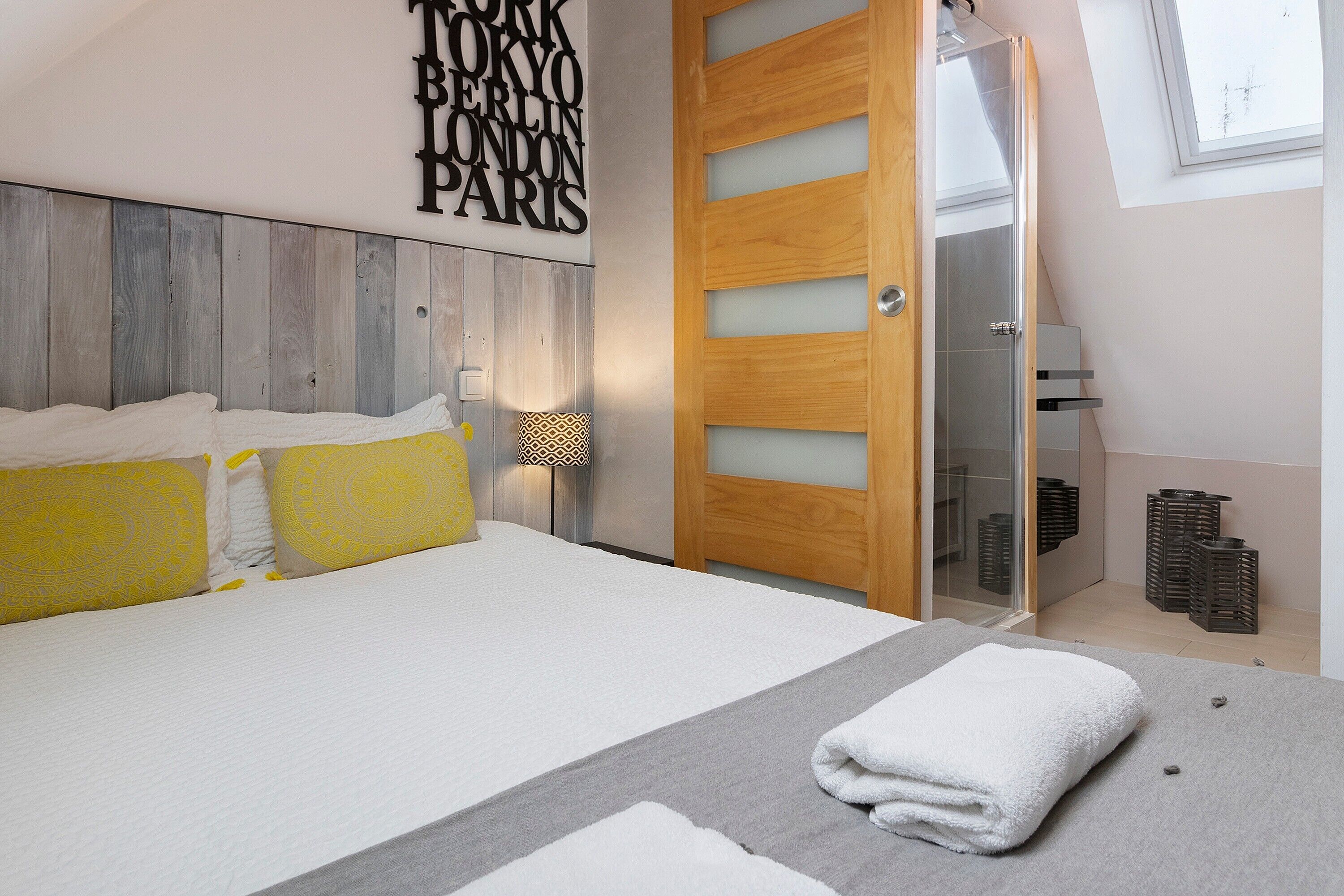 1 slaapkamer, een strijkplank/strijkijzer, wifi, beddengoed