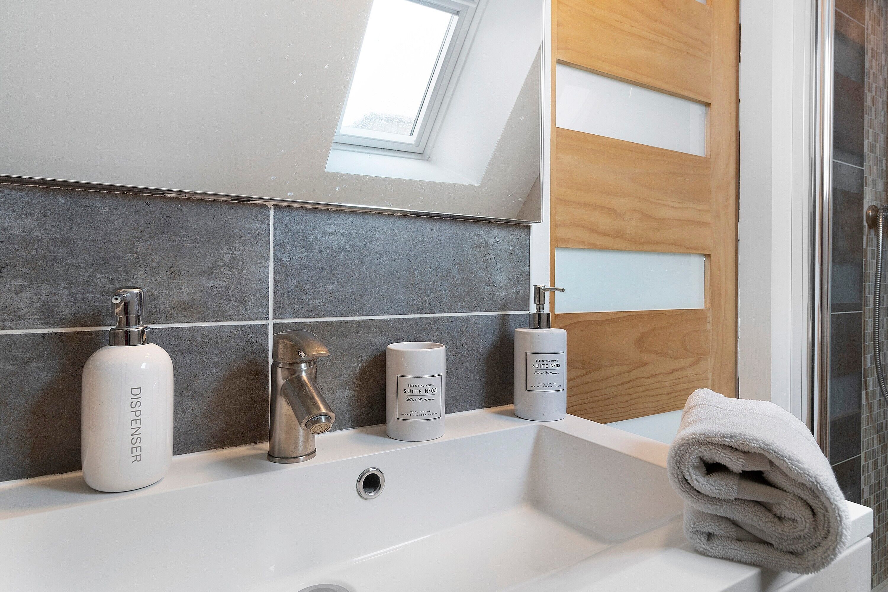 Een douche, een haardroger, handdoeken