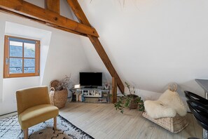TV - Charming Little Loft – WiFi, Air Conditioning, Walk to Historic Center (Sarlat-la-Canéda)