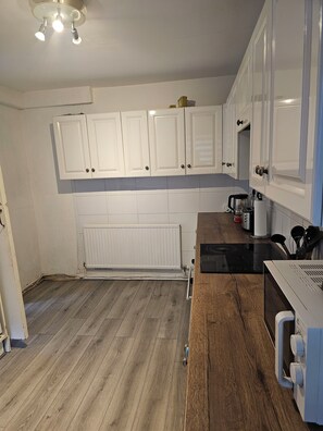 Private kitchen - M4 Victoria Hub 6 (Newport)