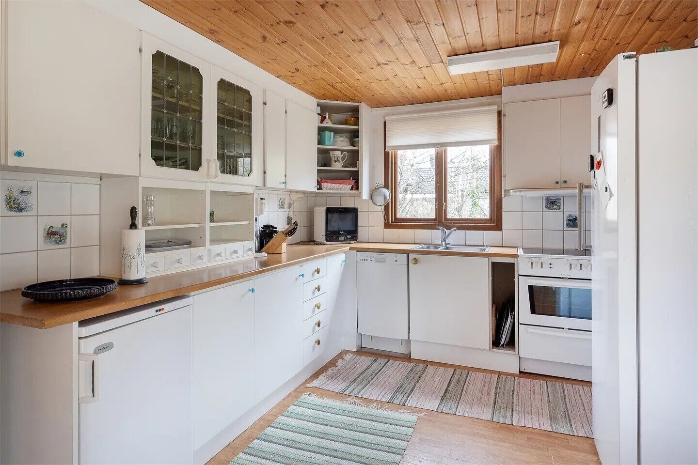 Fridge, stovetop, dishwasher, coffee/tea maker