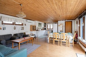 TV, fireplace - Cozy vacation home near Mönsteras Baltic Sea archipelago forest water tranquility (Mönsterås)