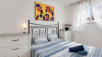 5 bedrooms, iron/ironing board, WiFi, bed sheets