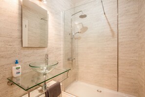 Shower, hair dryer, towels - Casa Orquidea Sea View Chalet with Pool & Rooftop Terrace in Quiet Coastal Area, Pelada Beach. (El Médano)