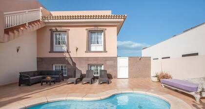 Casa OrquĂdea â Chalet avec Vue Mer, Piscine & Toit-Terrasse dans un Quartier Calme, Plage Pelada