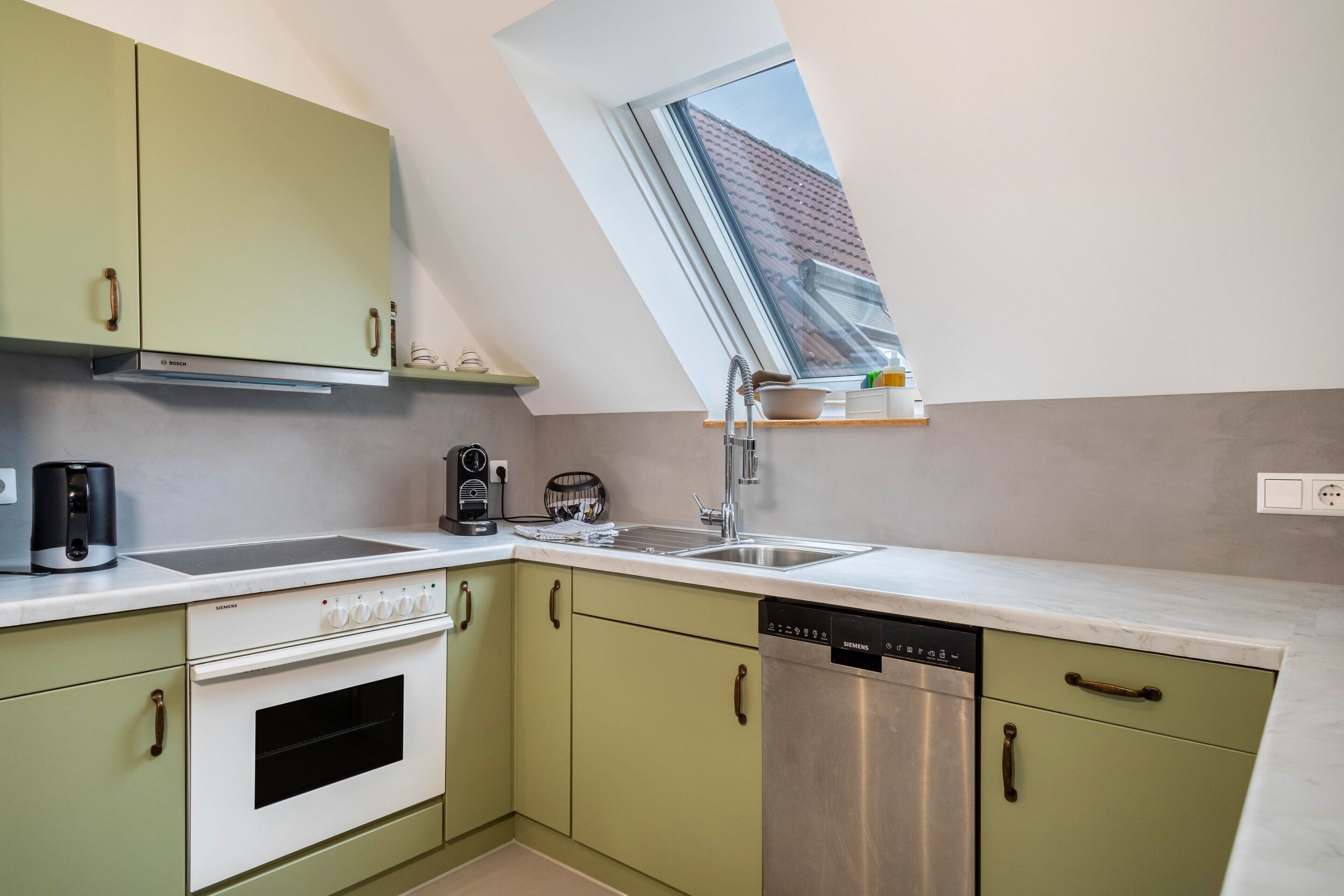 Fridge, oven, stovetop, dishwasher