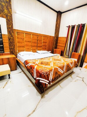 Deluxe Double Room | Peralatan tempat tidur hipoalergenik, meja, kalis bunyi, Wi-fi percuma 