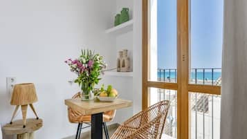 Superior-Doppelzimmer, Balkon, Meerblick | Speisen