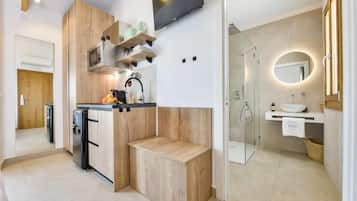 Frigobar, microondas, placa de cocina, utensilios de cocina