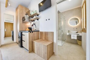 Superior Double Room, Balcony, Sea View | Private kitchen | Mini-fridge, microwave, stovetop, cookware/dishes/utensils