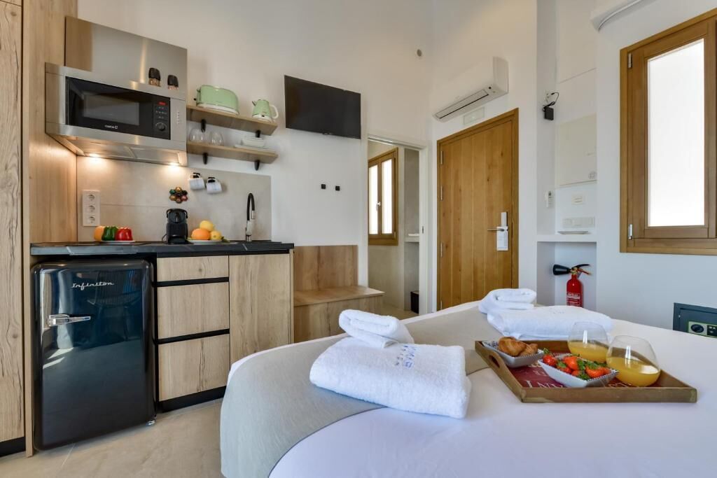 Habitación doble superior, balcón, vistas al mar | Cocina privada | Frigorífico pequeño, microondas, placa de cocina y utensilios de cocina