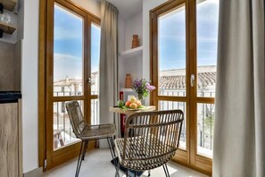 ห้องสแตนดาร์ดดับเบิล, ระเบียง, วิวสระว่ายน้ำ | ร้านอาหาร