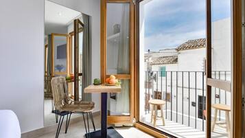 Standard-Doppelzimmer, Balkon, Poolblick | Innenbereich