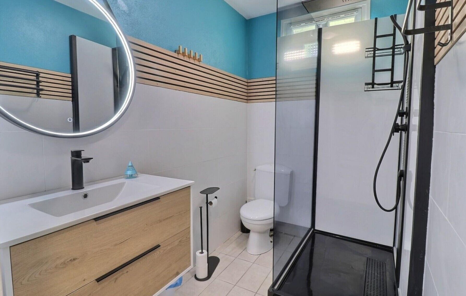 Een douche, een haardroger, handdoeken