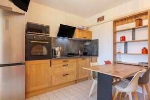Fridge, microwave, oven, stovetop - Gite la ferme de Marcel – Comfort and Nature in Ardèche (Fabras)