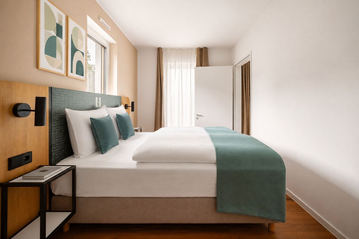 Suite Wheelchair Accessible | Desk, laptop workspace, blackout drapes, WiFi (free)