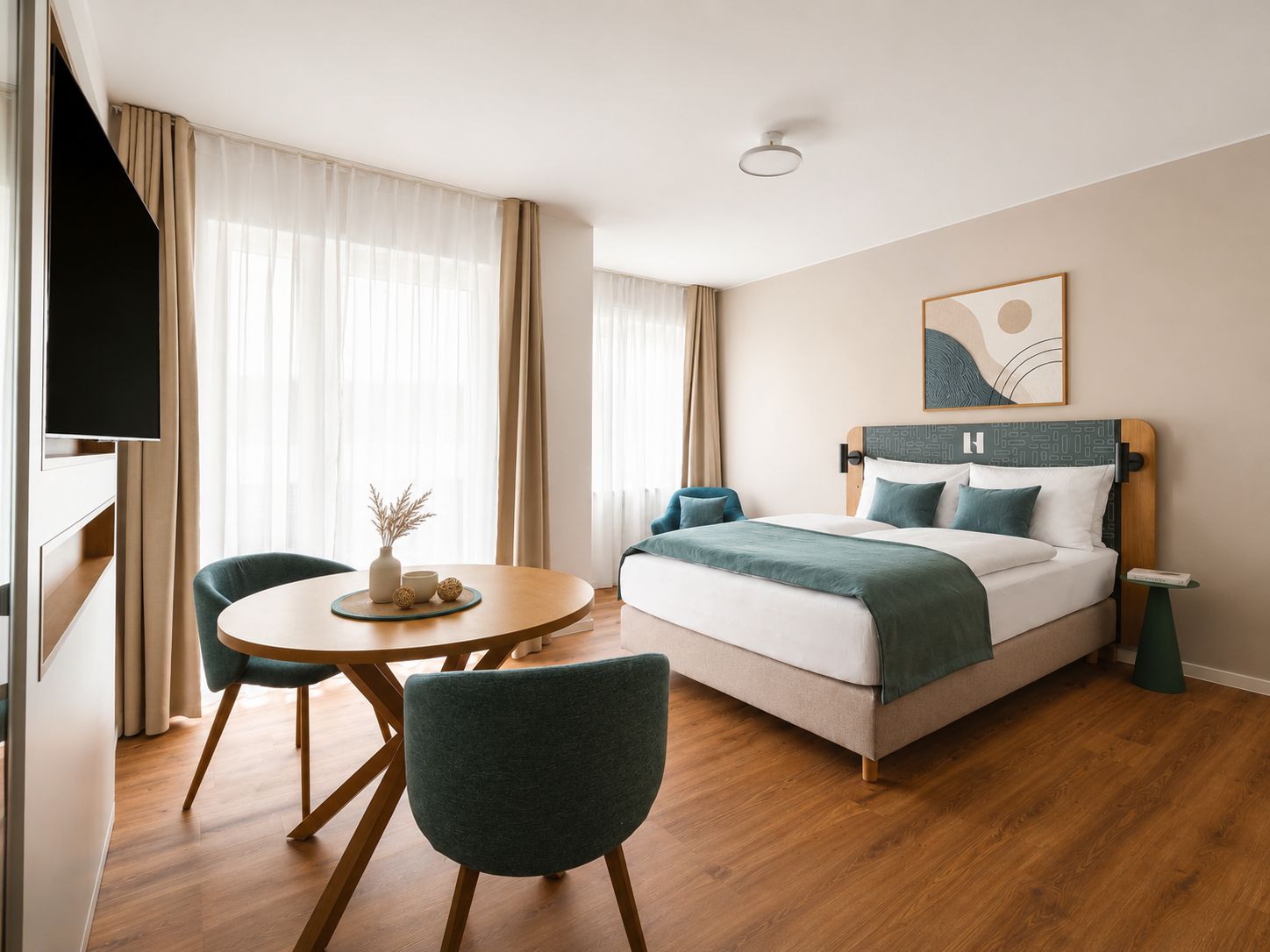 Suite Confort, balcón | Escritorio, espacio para trabajar con un portátil, cortinas opacas