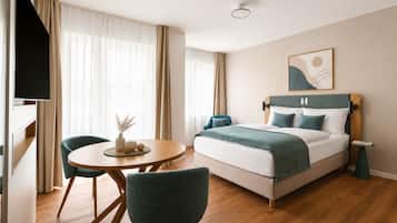 Suite Confort, balcón | Escritorio, espacio para trabajar con un portátil, cortinas opacas