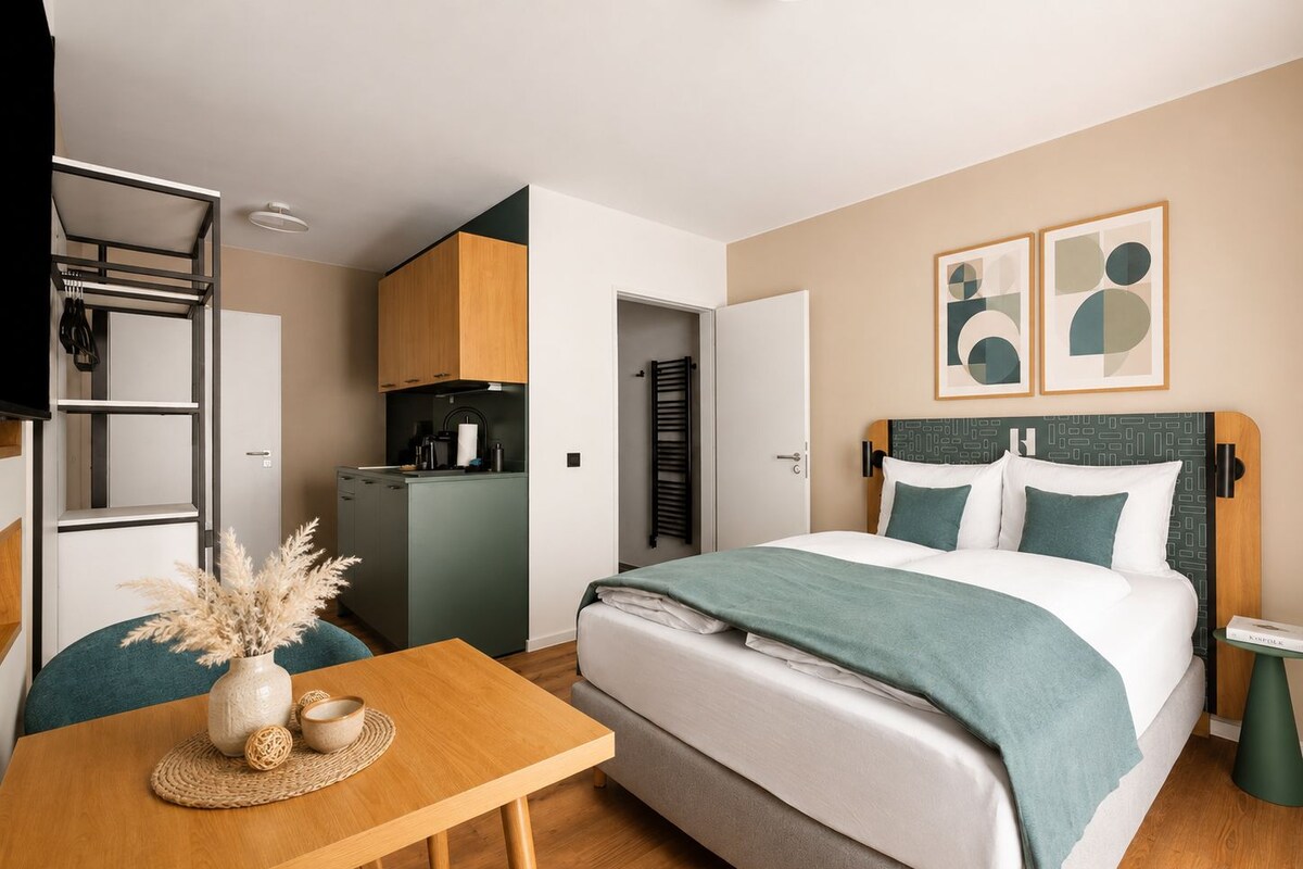 Suite | Desk, laptop workspace, blackout drapes, WiFi (free)