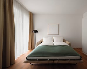 Phòng Suite tiện nghi đơn giản, 1 giường cỡ queen và sofa giường | Trang trí khác biệt, trang bị nội thất với thiết kế riêng biệt, bàn