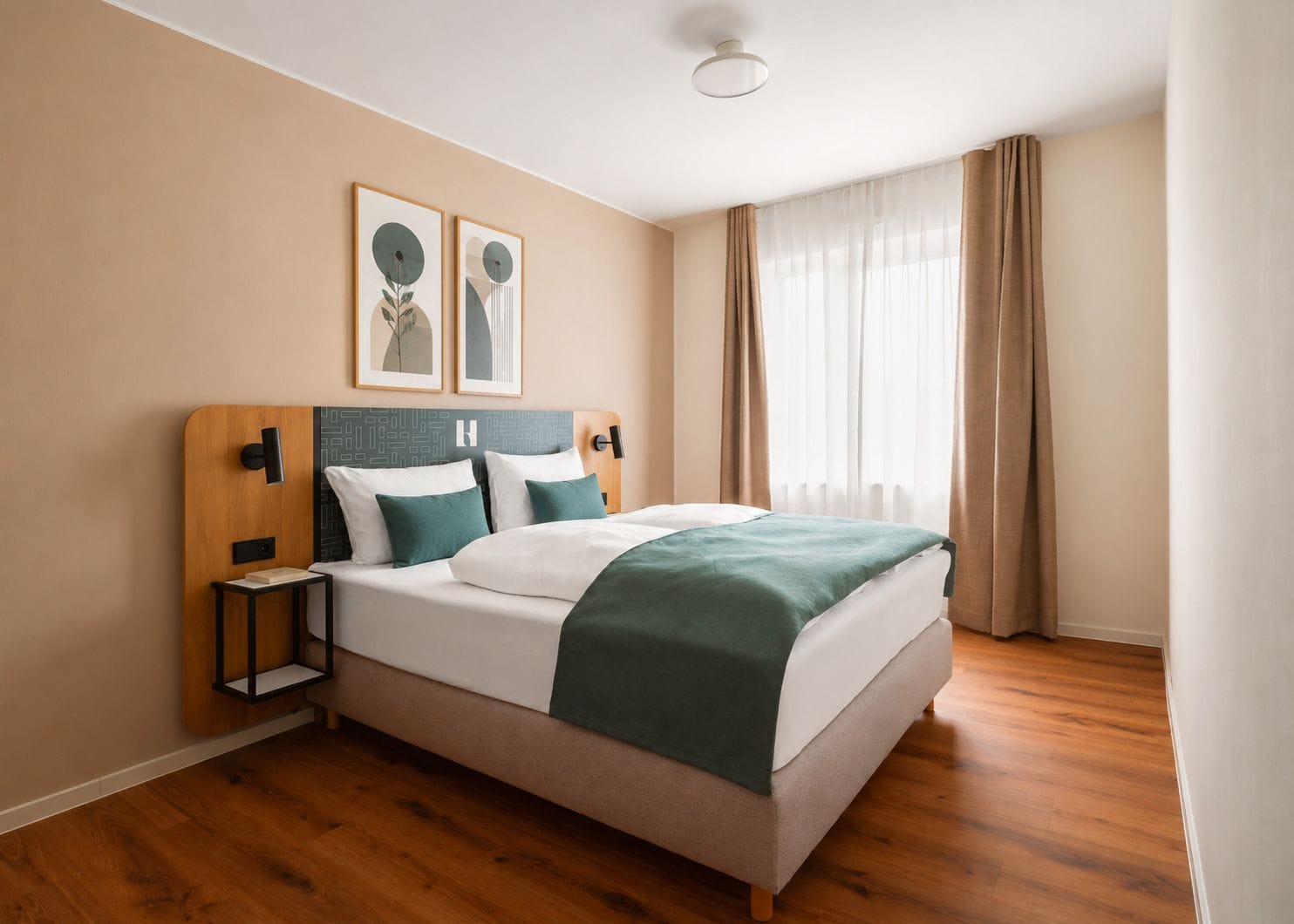 Habitación de hotel con cama, mesita de noche, cabecero, ventana con cortinas y decoración en la pared.