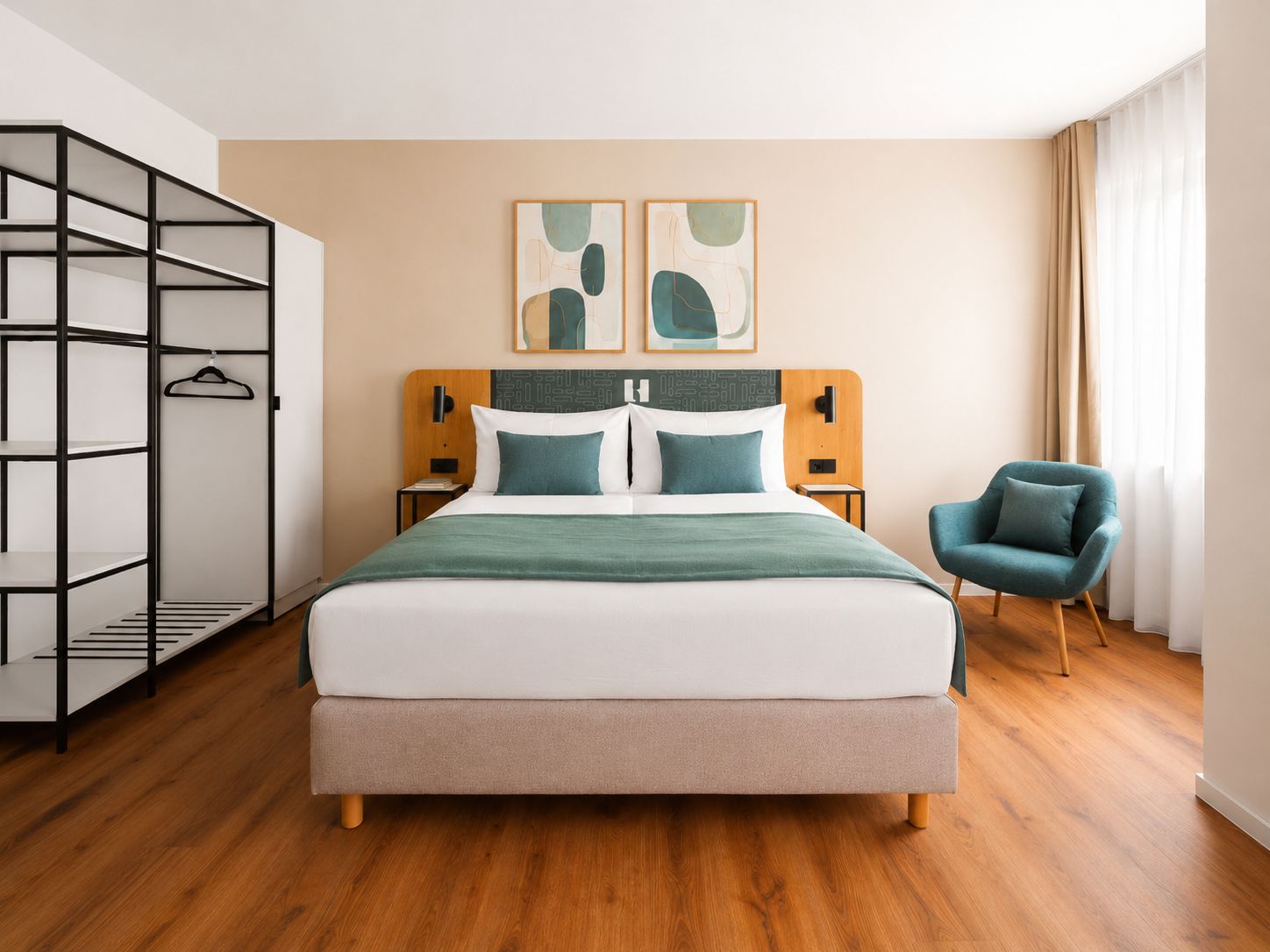 Quarto de hotel moderno com cama grande, guarda-roupa, poltrona e arte abstrata nas paredes.