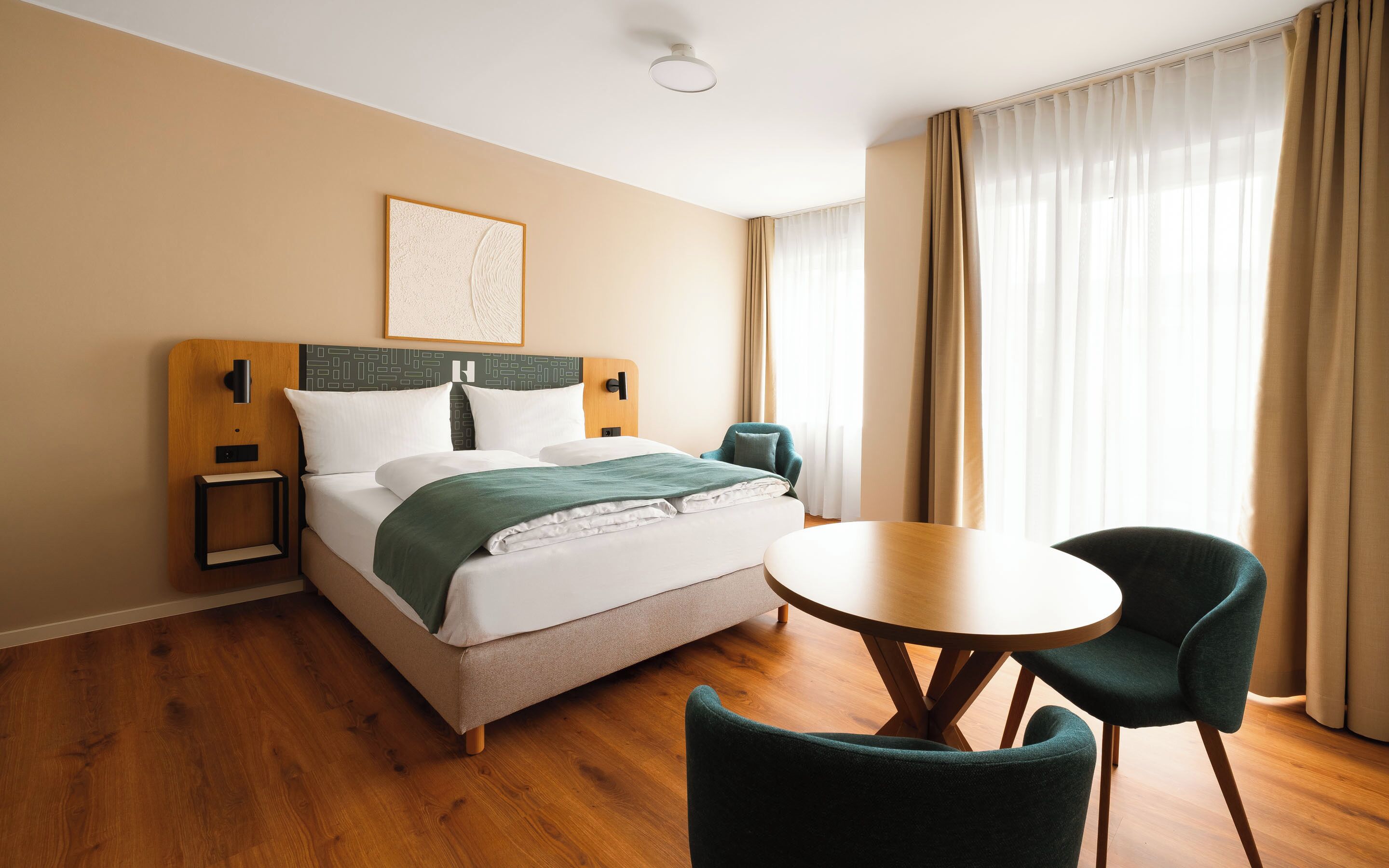 Comfort Suite Barrier Free | Individually decorated, individually furnished, desk, laptop workspace