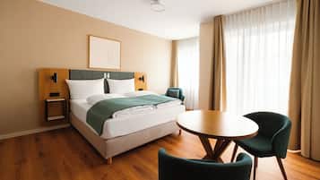 Comfort Suite Barrier Free | Individually decorated, individually furnished, desk, laptop workspace
