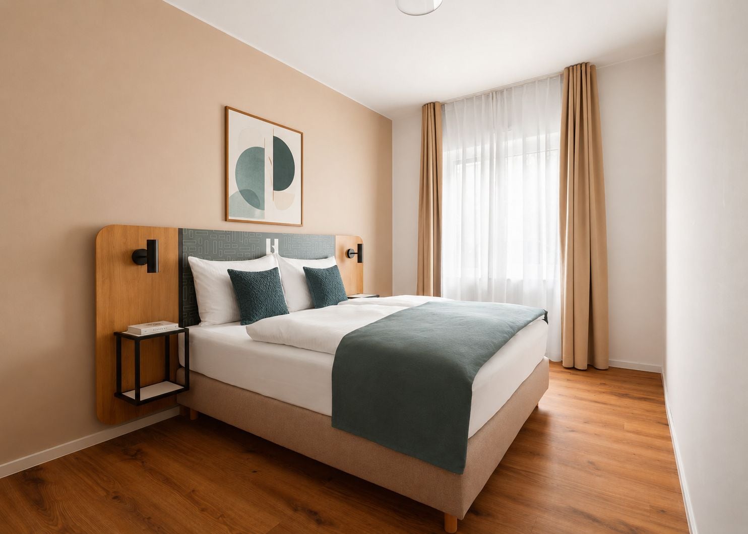Ein ordentlich eingerichtetes Hotelzimmer mit einem Bett, einem Nachttisch, einem Wandbild und einem Fenster mit Vorhängen.