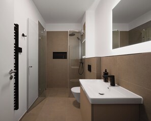 Double Room with balcony | Bathroom | Shower, eco-friendly toiletries, hair dryer, towels - Limehome Braunschweig Kaiserstraße  (Braunschweig)