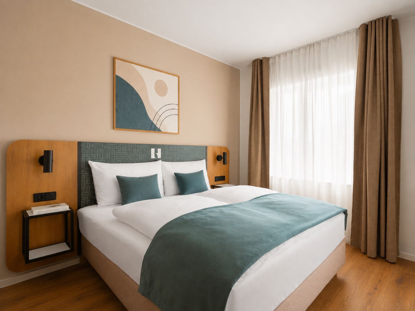 Een hotelkamer met een groot bed, een hoofdbord met een geometrisch patroon, een nachtkastje met een boek en een raam met gordijnen.