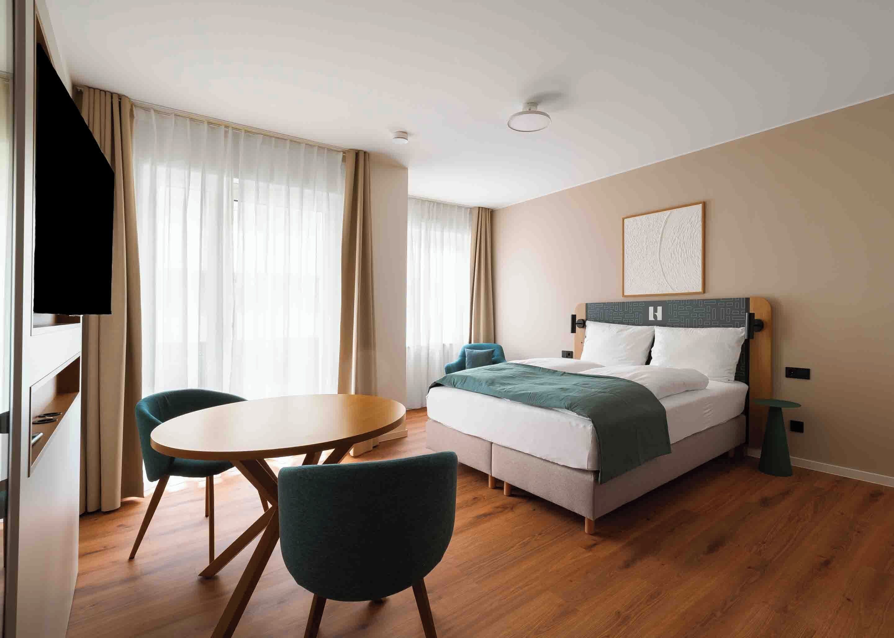 Comfort Suite with Balcony | Individually decorated, individually furnished, desk, laptop workspace