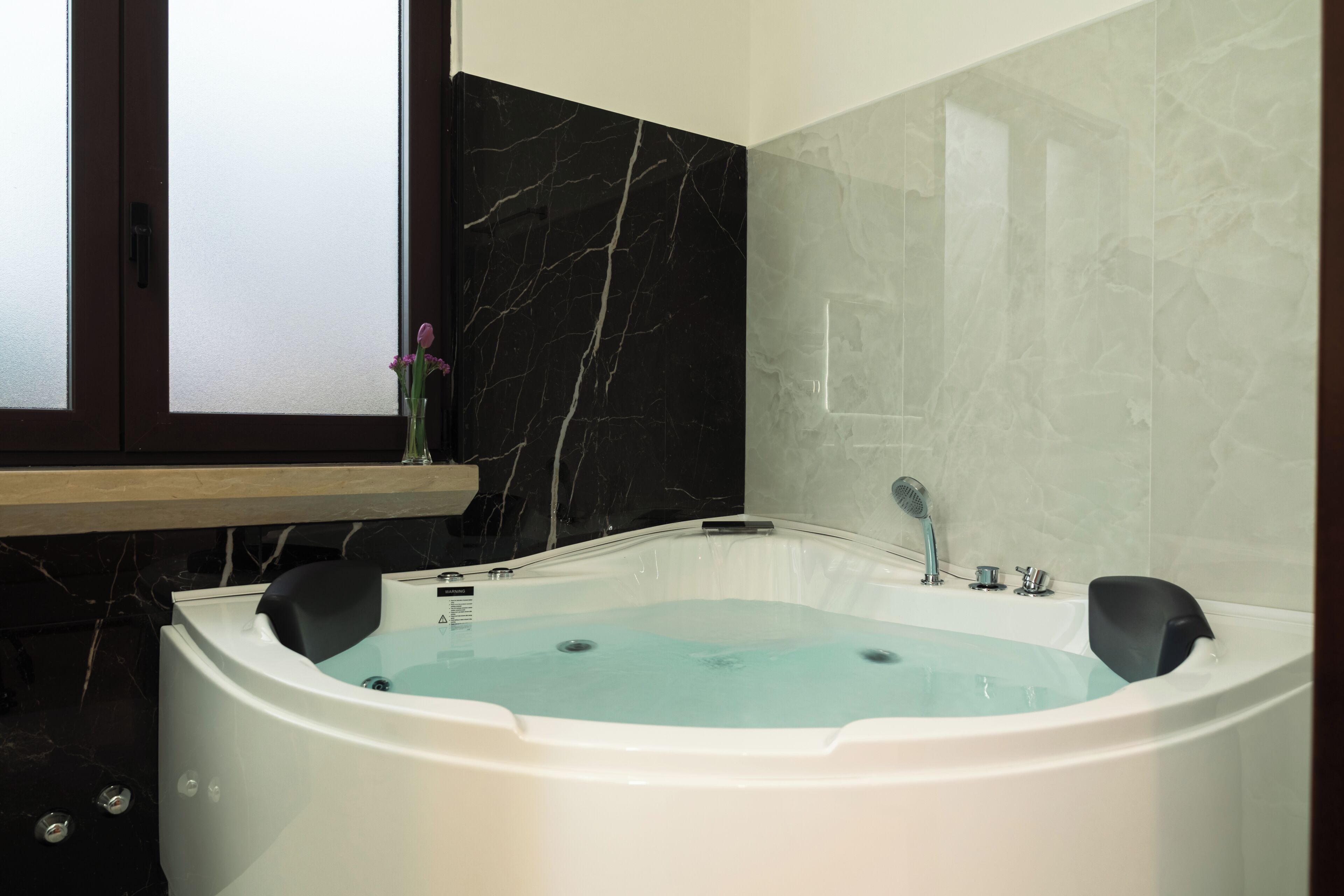 Junior-Suite, Poolblick | Badezimmer | Kostenlose Toilettenartikel, Haartrockner, Hausschuhe, Handtücher