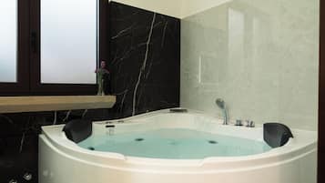 Junior-Suite, Poolblick | Badezimmer | Kostenlose Toilettenartikel, Haartrockner, Hausschuhe, Handtücher