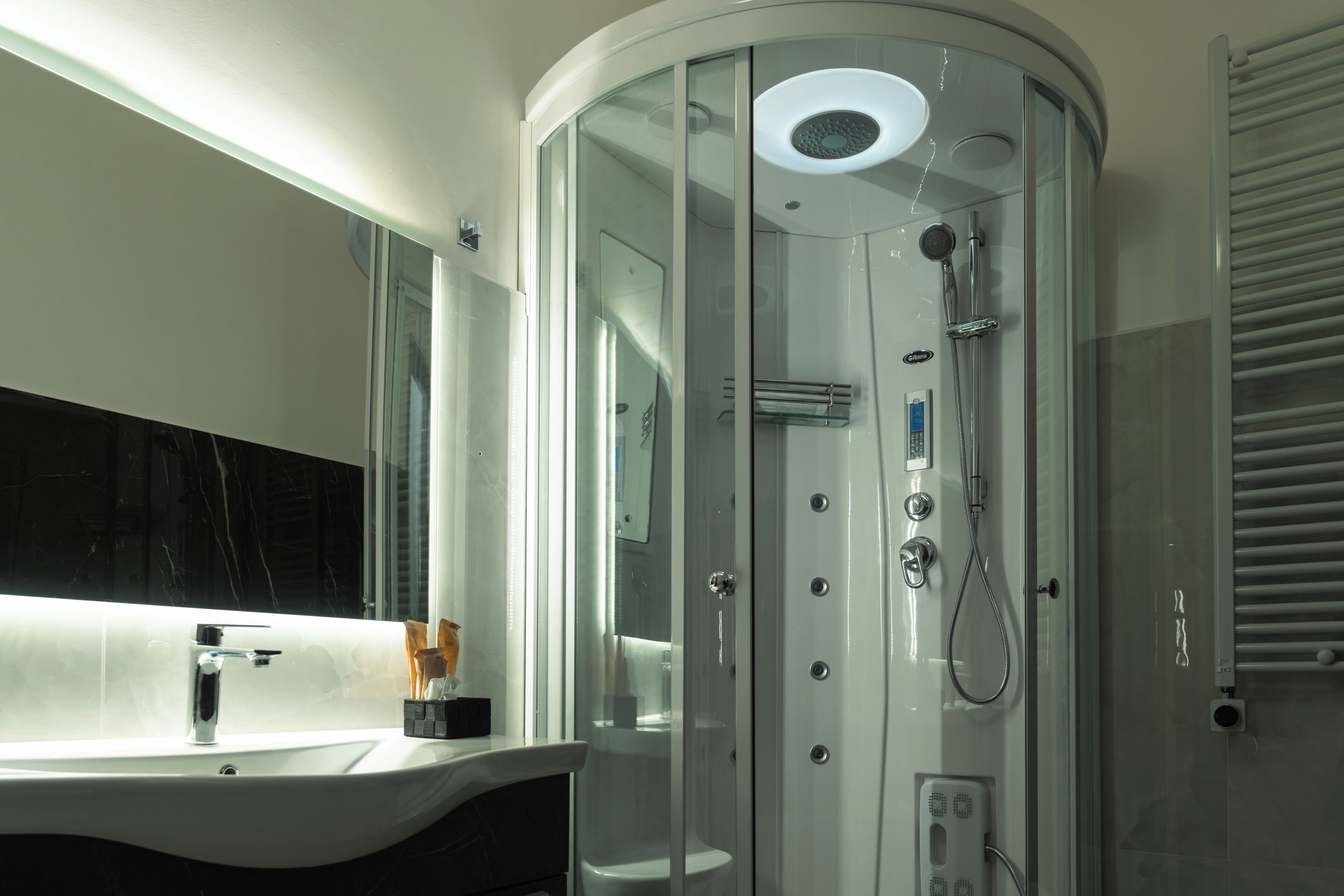 Junior Suite, Pool View | Bathroom | Free toiletries, hair dryer, slippers, towels