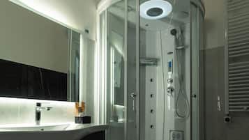 Junior Suite, Pool View | Bathroom | Free toiletries, hair dryer, slippers, towels