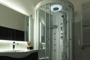 Junior Suite, Pool View | Bathroom | Free toiletries, hair dryer, slippers, towels