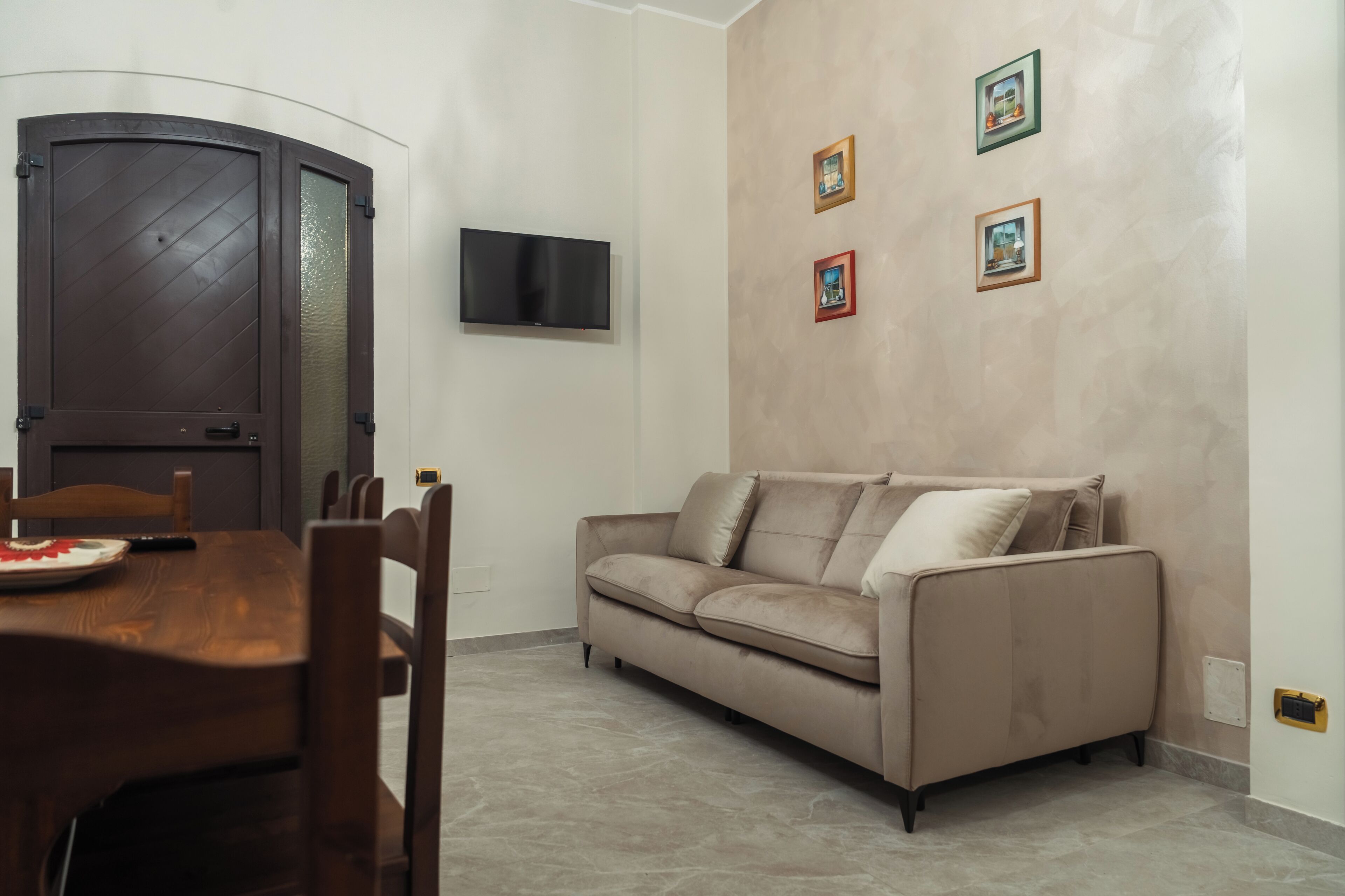 Superior-Apartment | Wohnbereich | 32-Zoll-Flachbildfernseher mit Digitalempfang